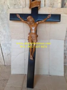 ukiran relief patung salib yesus