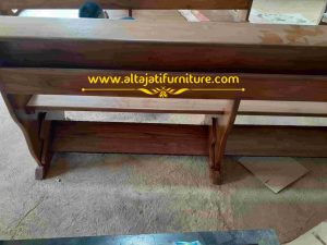 Bangku gereja kayu jati ukir salib dengan kneeler jok kulit