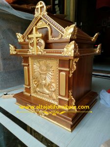 Tabernakel gereja kayu jati ukir Jepara dengan pintu relief sibori IHS dan finishing prada emas