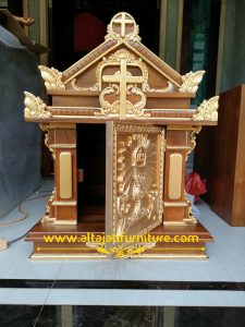 Tabernakel gereja kayu jati ukir Jepara dengan pintu relief sibori IHS dan finishing prada emas